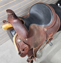 Load image into Gallery viewer, Used. Leanin&#39; Pole 13.5&quot; Barrel Saddle
