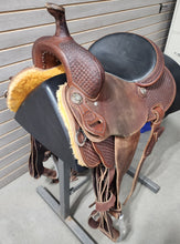 Load image into Gallery viewer, Used. Leanin&#39; Pole 13.5&quot; Barrel Saddle
