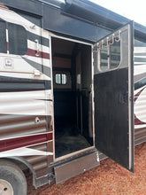 Load image into Gallery viewer, 2005 4-Star 5 Horse Living Quarters Trailer
