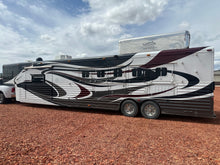 Load image into Gallery viewer, 2005 4-Star 5 Horse Living Quarters Trailer
