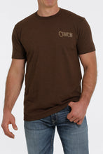 Load image into Gallery viewer, Cinch Men&#39;s Cinch Logo Brown T-Shirt
