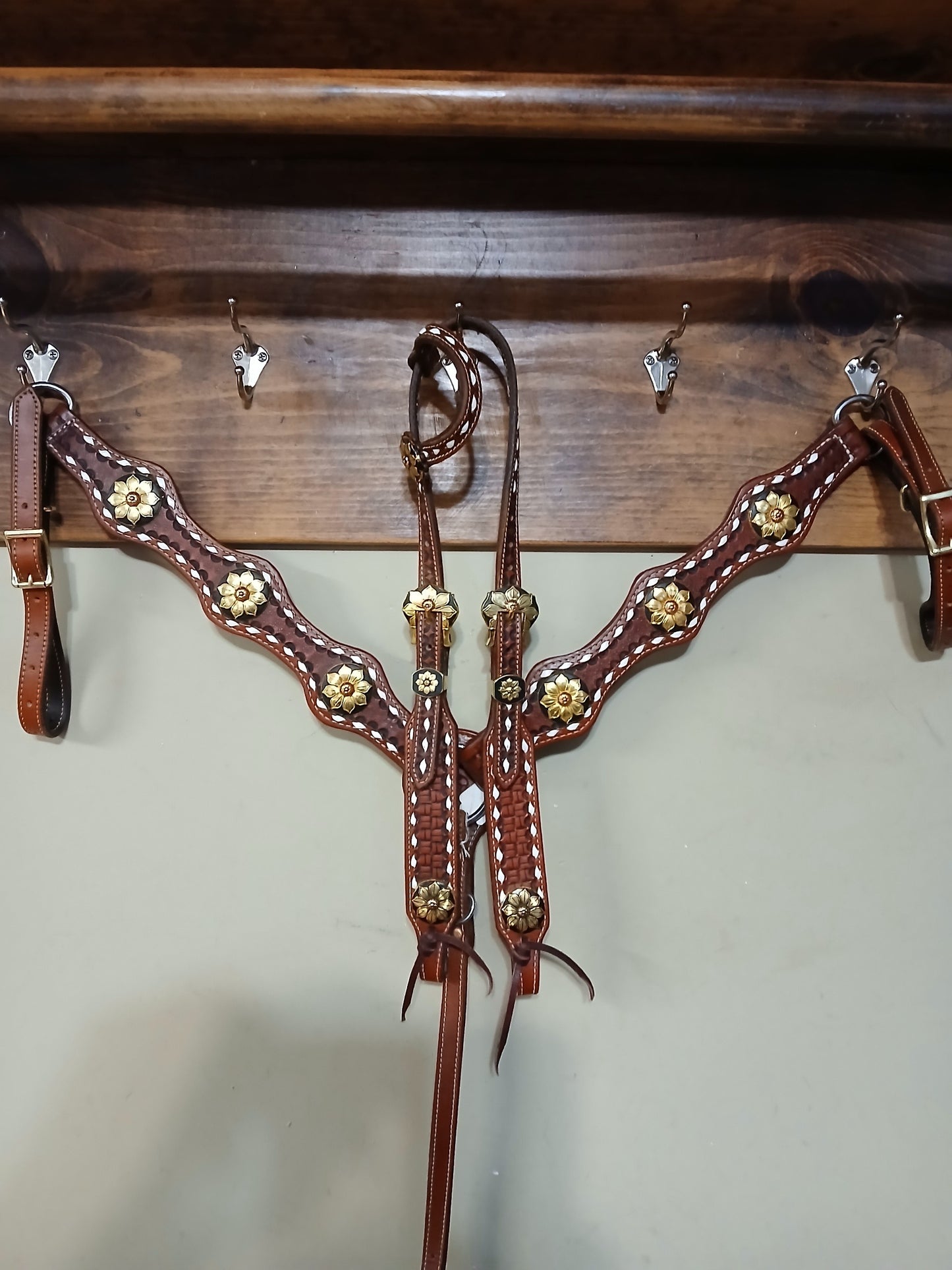 Rafter S. "Gold/Copper Flower with White Buckstitch" Tack Set