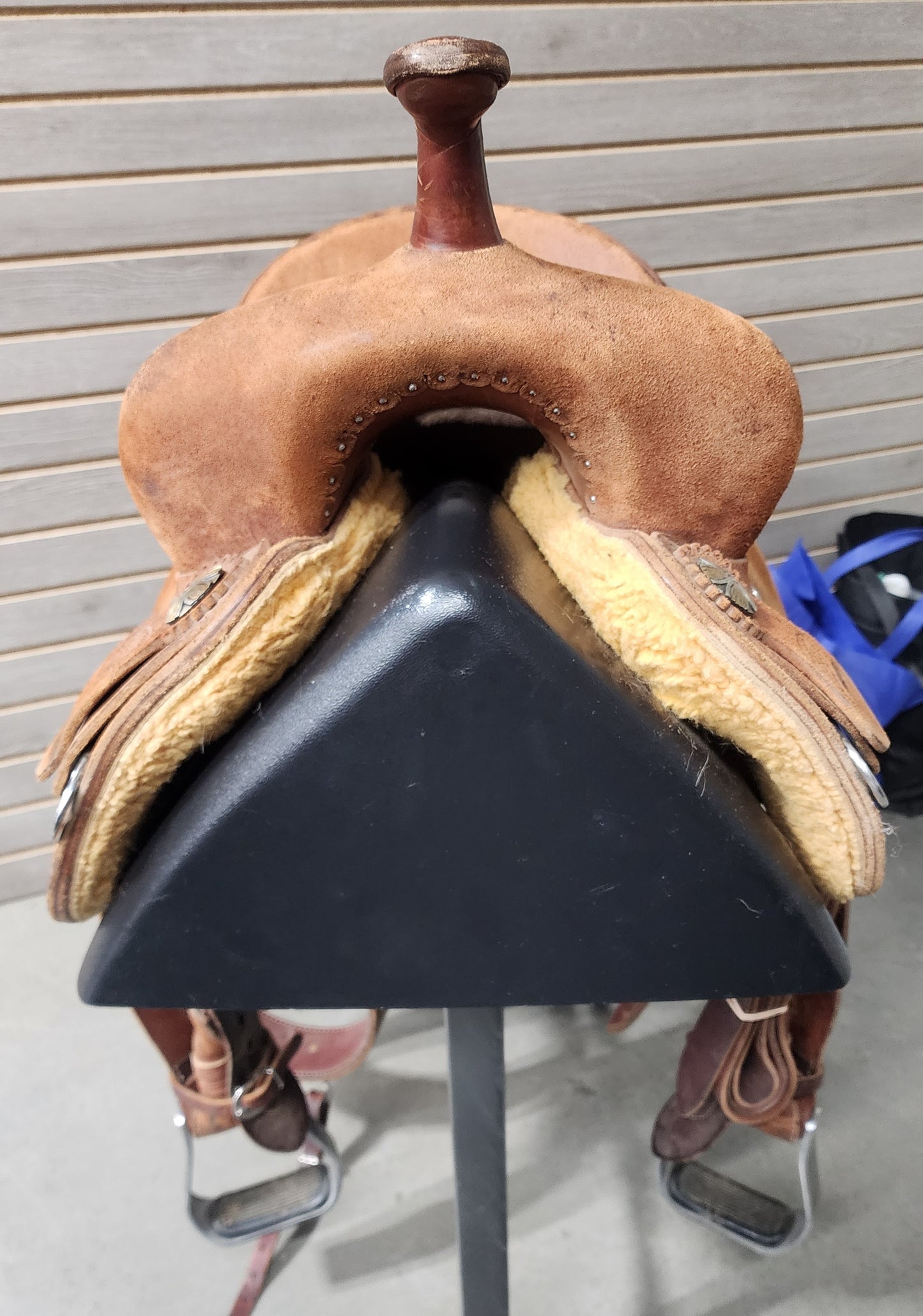 Used. Leanin' Pole 14" Barrel Saddle