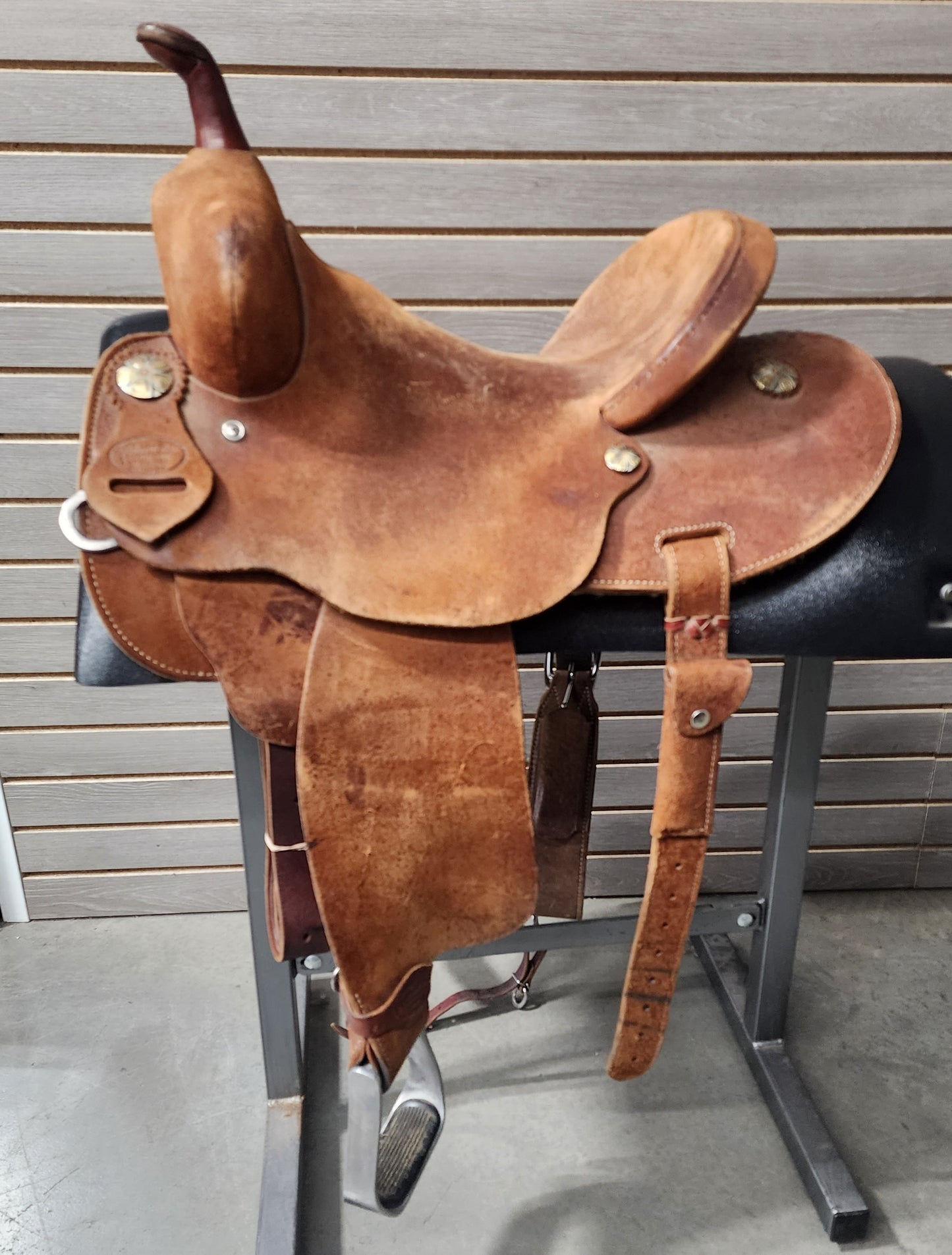 Used. Leanin' Pole 14" Barrel Saddle