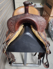 Load image into Gallery viewer, (Consignment) Martin 14.5&quot; Crown C Barrel Saddle
