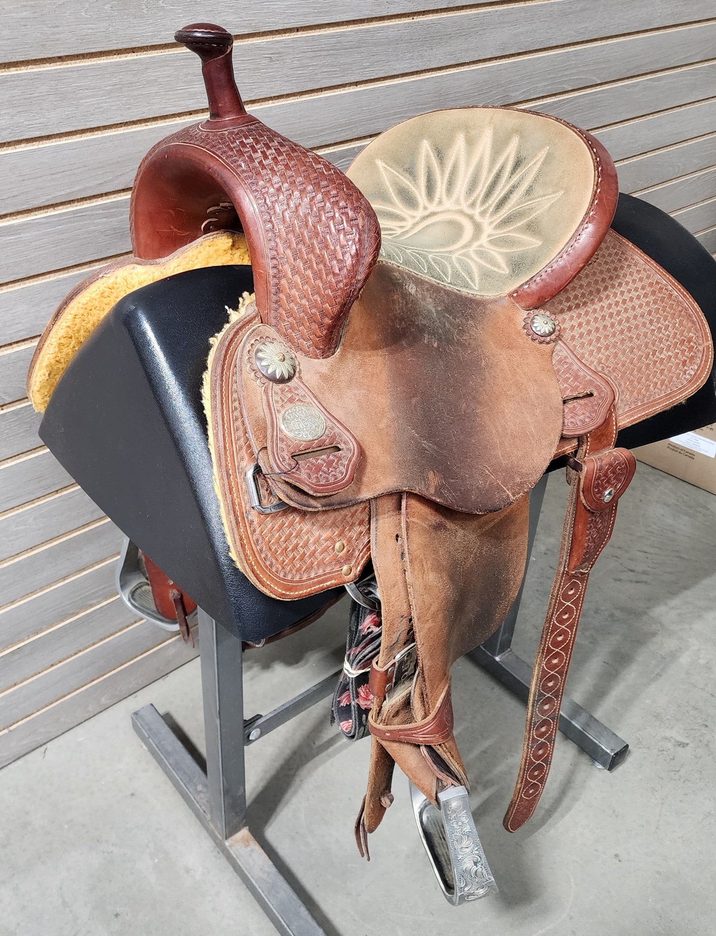 Used. Martin Stingray 12.5" Barrel Saddle #02565