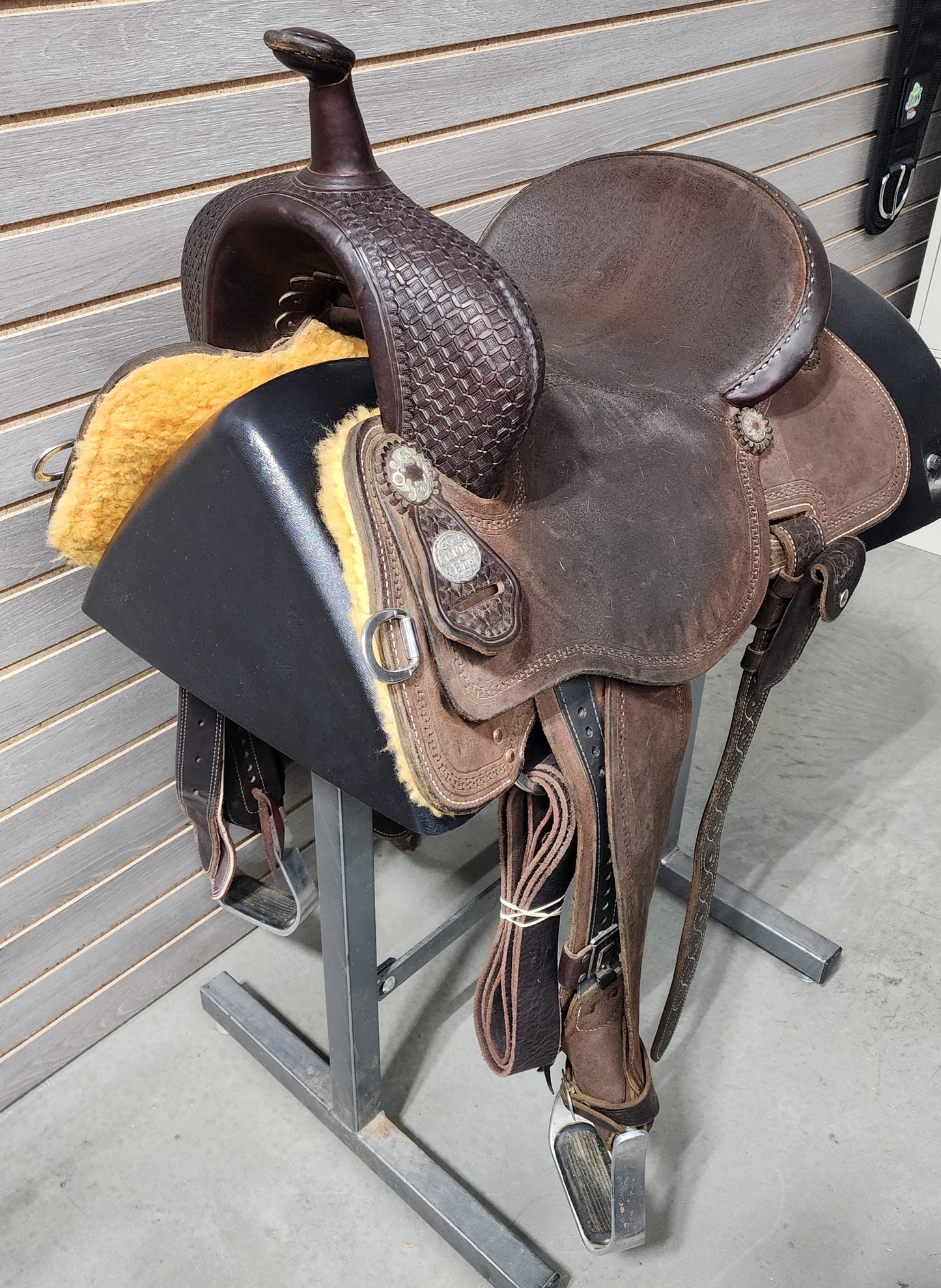 Used. Martin 14" BTR Barrel Saddle #09689