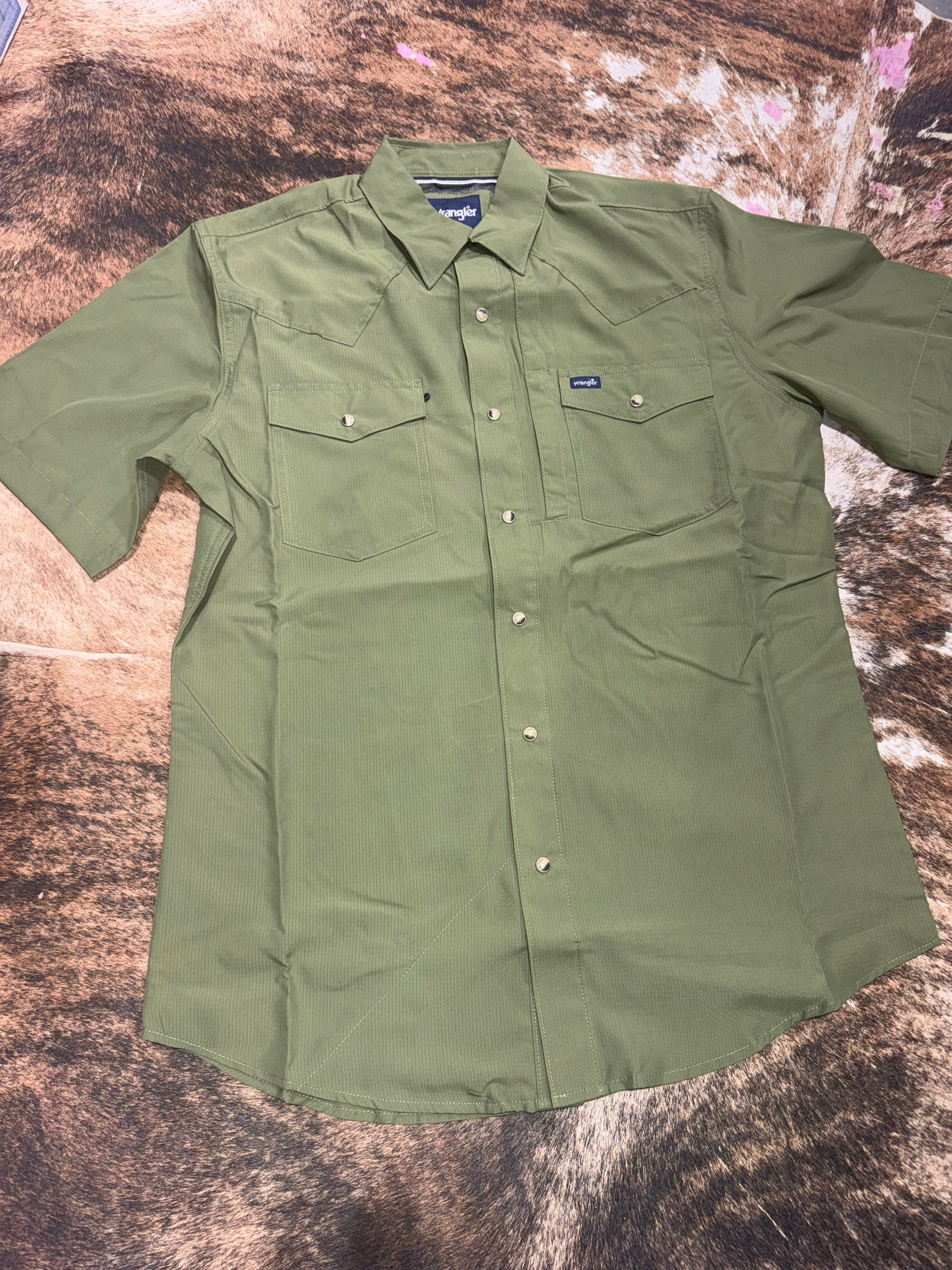 Wrangler Men's Big & Tall Solid Green Performance Short Sleeve Western Leanin' Pole Arena Wrangler Men's Big & Tall Solid Green Performance Short Sleeve Western Leanin' Pole Arena