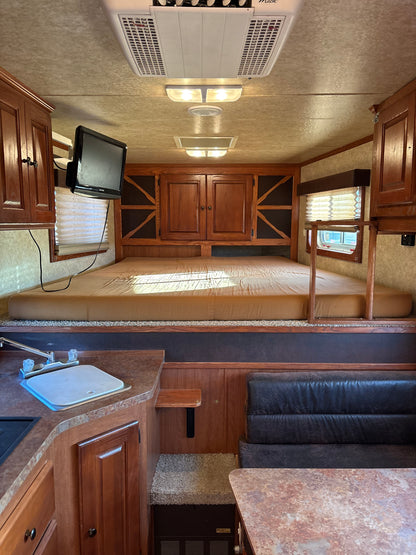 2008 Elite 4 Horse Living Quarters Trailer