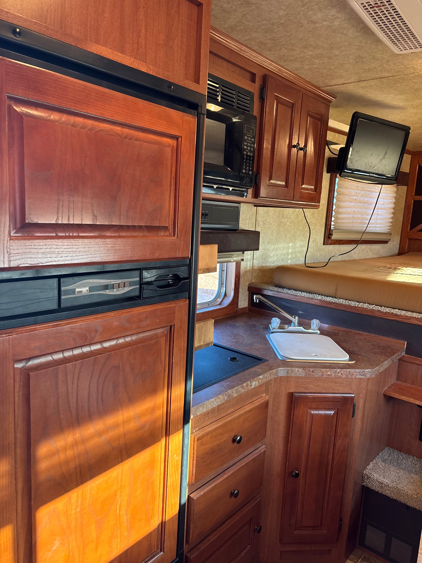 2008 Elite 4 Horse Living Quarters Trailer