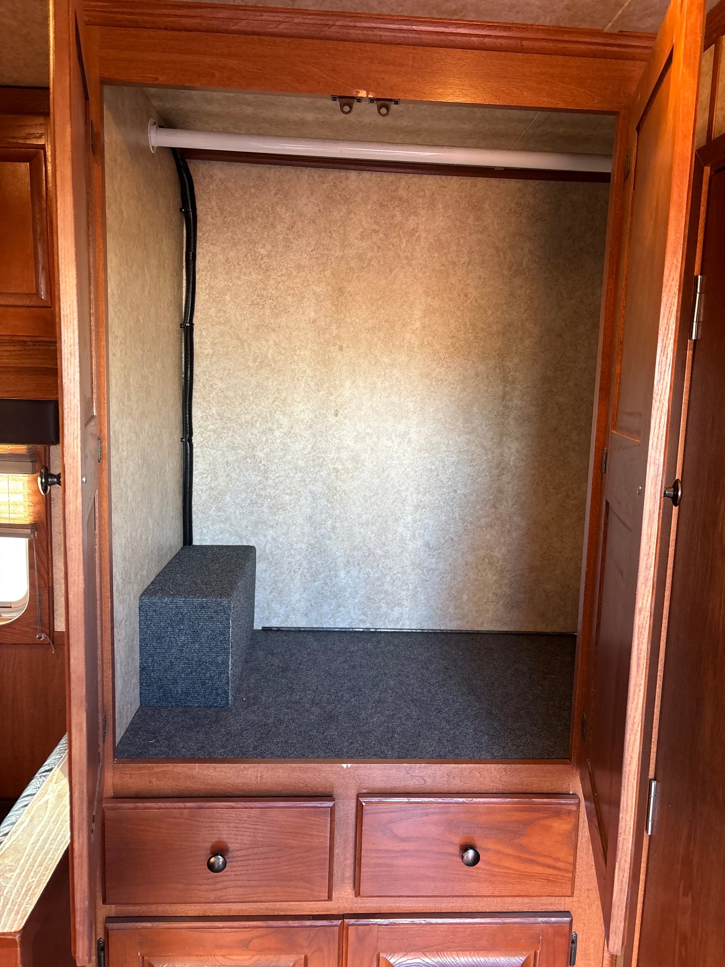 2008 Elite 4 Horse Living Quarters Trailer