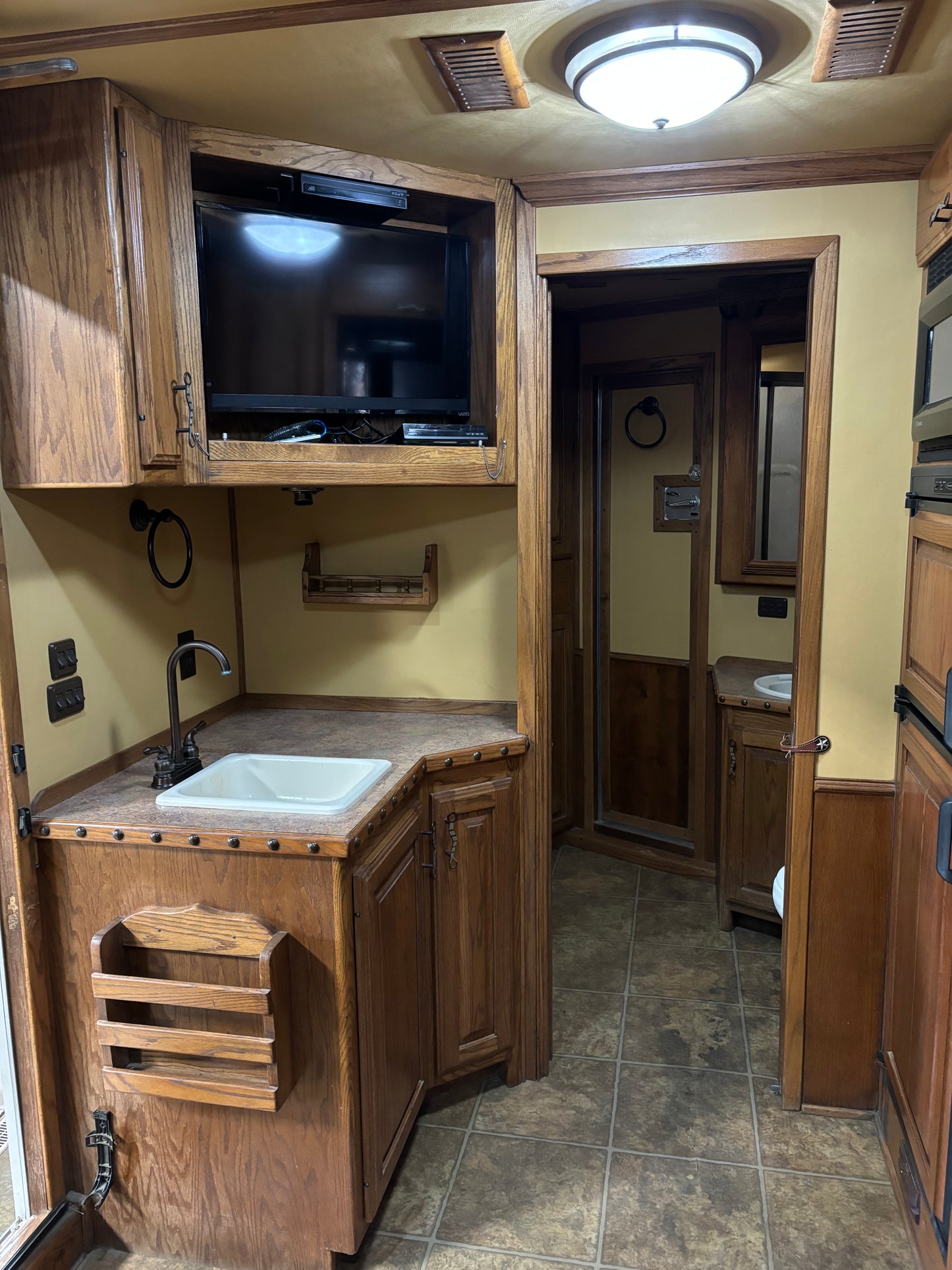 2007 Bloomer 5 Horse Living Quarters Trailer