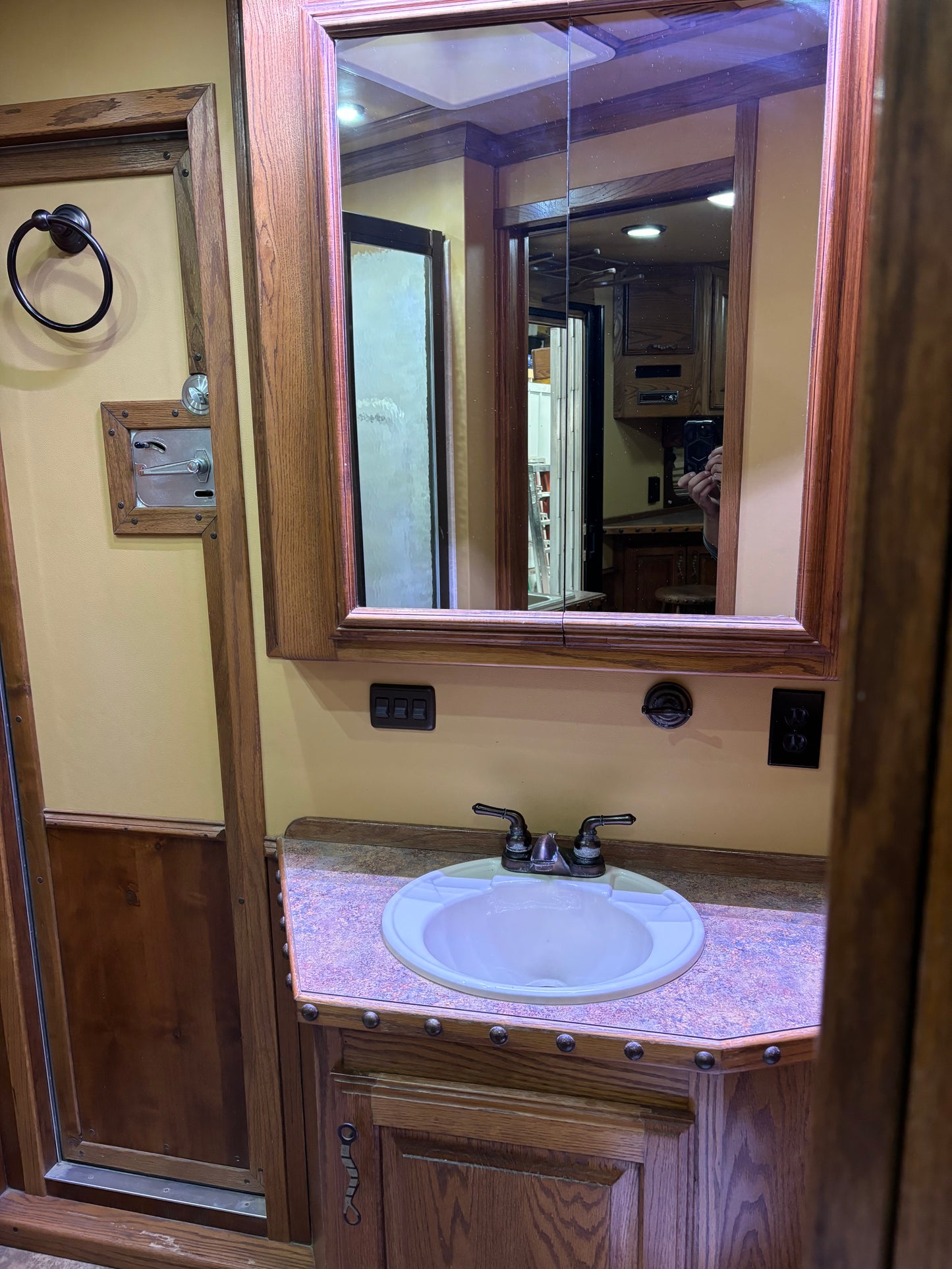 2007 Bloomer 5 Horse Living Quarters Trailer