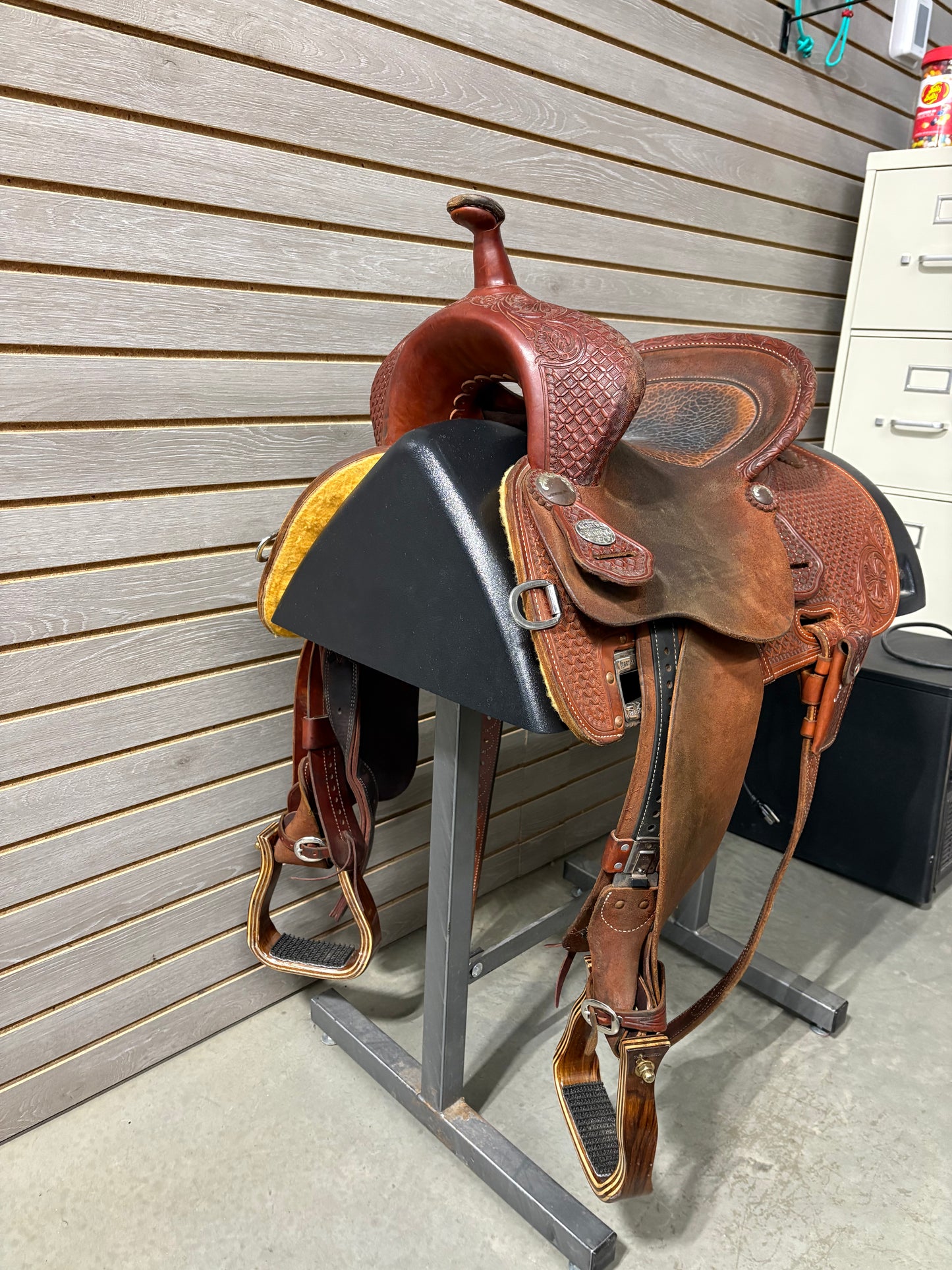 Used.  Martin Stingray 13.5" Barrel Saddle #11904