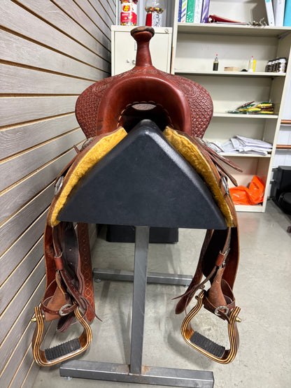 Used.  Martin Stingray 13.5" Barrel Saddle #11904