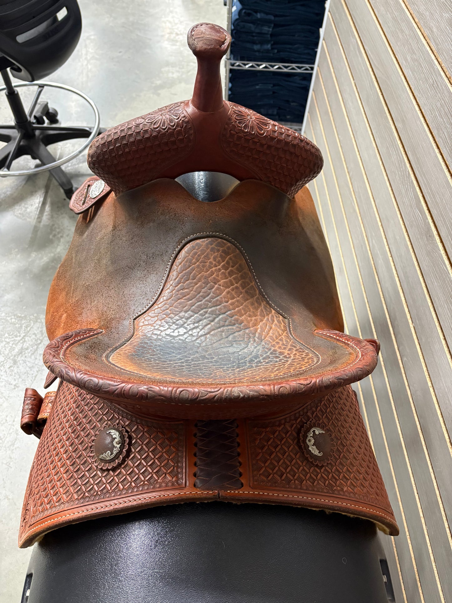 Used.  Martin Stingray 13.5" Barrel Saddle #11904
