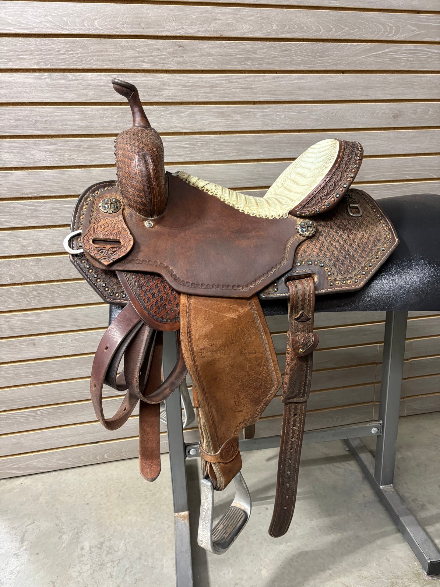 Used. Double J Pozzi Pro 13.5" Barrel Saddle - Wide Tree
