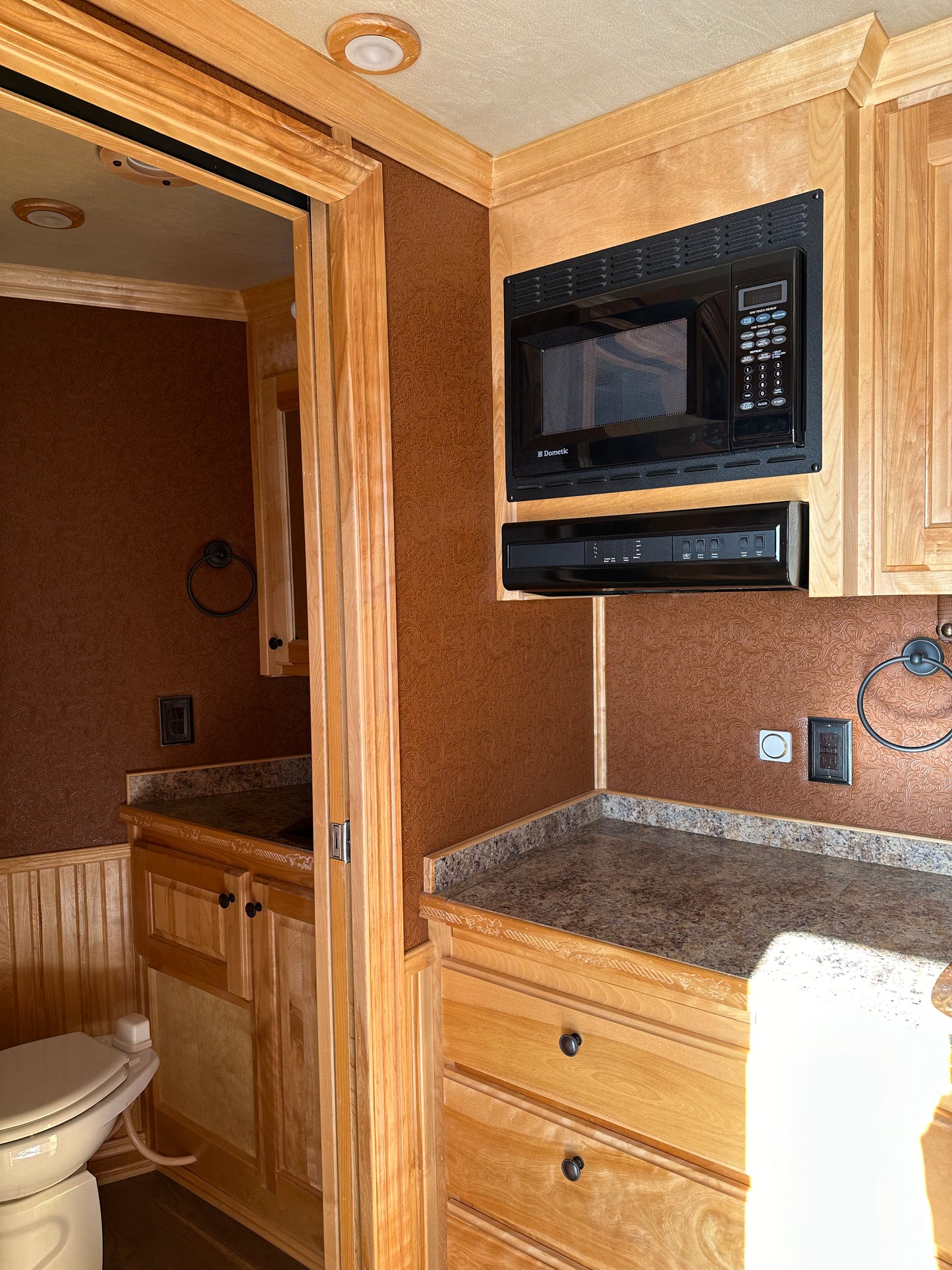 2009 Cimarron 4 Horse Living Quarters Trailer with a 15' Shortwall