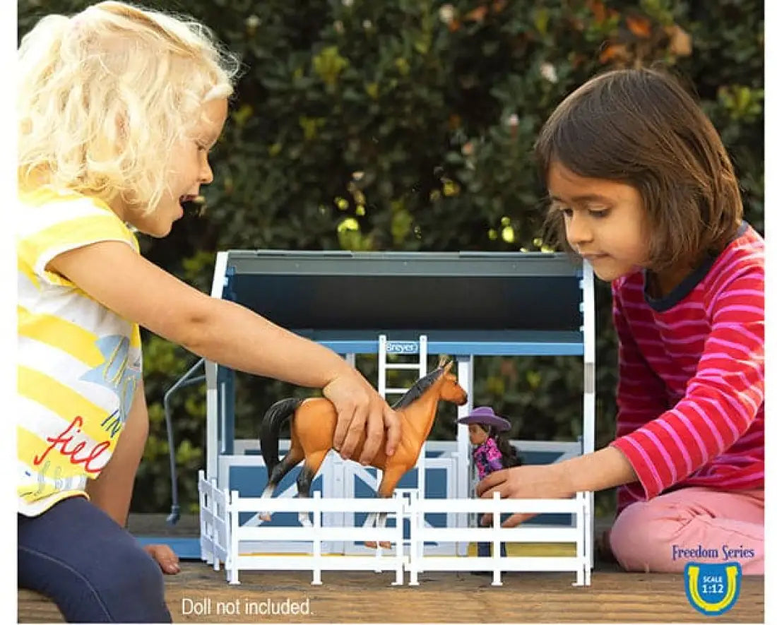 Breyer Deluxe Country Stable with Horse & Wash Stall Breyer Toys