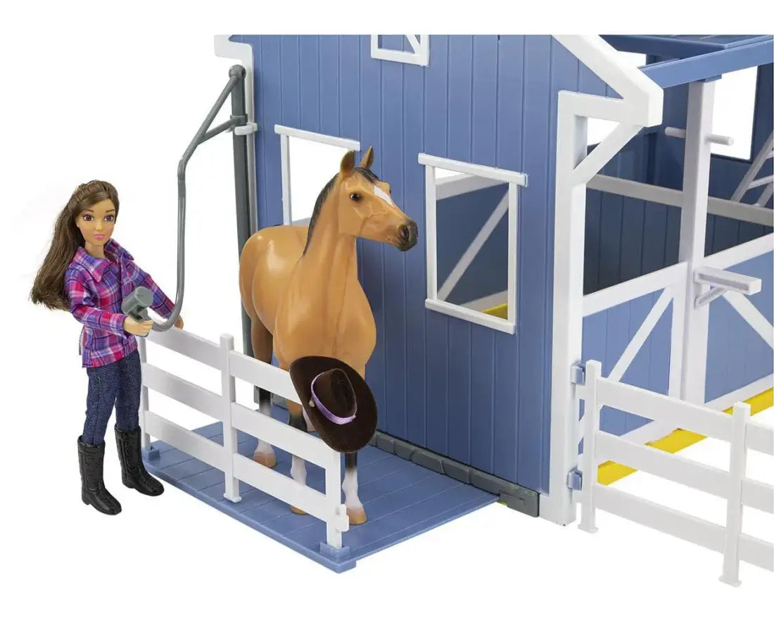 Breyer Deluxe Country Stable with Horse & Wash Stall Breyer Toys