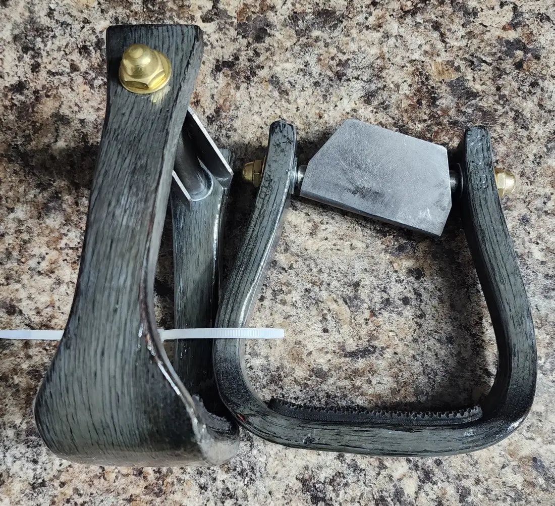 Nettles Stirrups ’The Barrel Racer’ - Petite 2’’ 2’’ / Blackened & Painted Gray / Leveler Stirrups
