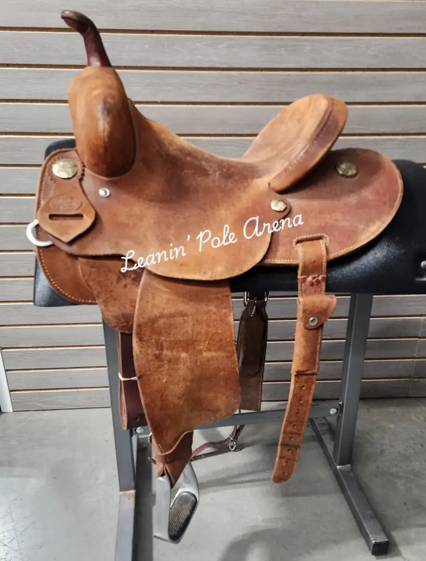 Used. Leanin’ Pole 14’’ Barrel Saddle 14’’ Used Saddle