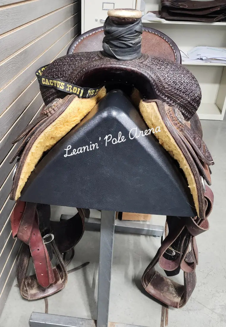 Used. Oxbow 15’’ Team Roper Saddle Used Saddle